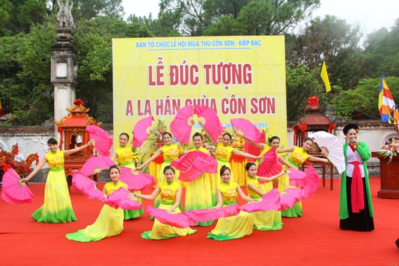 Celebran aniversario 572 del fallecimiento del héroe nacional Nguyen Trai - ảnh 1